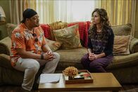 Speechless – Kenneth (Cedric Yarbrough, l.); Maya DiMeo (Minnie Driver, r.)