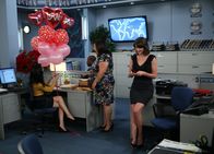 How I Met Your Mother – Während Ted sich in Lilys Schwangerschaft einmischt, sind Barney und Nora (Nazanin Boniadi, l.) im siebten Himmel, was Robin (Cobie Smulders, r.) eifersüchtig macht ...