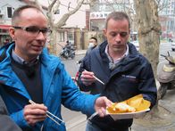 Verrückt nach Meer – Küchenchef Christian Jüngling und Food & Beverage Manager Thomas Krobath in der Innenstadt Shanghai's. Dort wollen sie heute dem Geheimnis der Dumplings auf die Spur kommen. Christian und Thomas probieren sich durch mehrere Dumpling-Sorten. Gut, dass sie heute morgen noch nichts gefrühstückt haben.