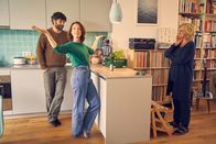 Andere Eltern – Nina (Lavinia Wilson, M.) präsentiert ihrer Mutter Ini (Johanna Gastdorf, r.) die neue Wohnung, die sie und Jannos (Jasin Challah, l.) durch die Mitgliedschaft in einer Baugruppe beziehen konnten.