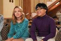 The Goldbergs – Brea Bee (Sadie Stanley, l.); Dave Kim (Kenny Ridwan, r.)