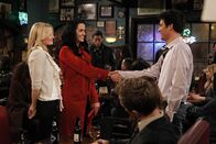 How I Met Your Mother – Zoey (Jennifer Morrison, l.) will Ted (Josh Radnor, r.) mit ihrer Cousine Honey (Katy Perry, r.) verkuppeln. Als sie sich abends im McLarens treffen, hält sich Ted allerdings fern von ihr und so nutzt Barney (Neil Patrick Harris, l.) seine Chance ...