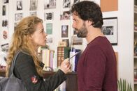 Cecelia Ahern: Dich zu lieben – Sean (Kai Schumann, r.) lässt nichts unversucht, um Claire (Jessica Ginkel, l.) für sich zu gewinnen, doch er ahnt nicht, mit welchen Geistern diese zu kämpfen hat.