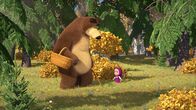 Mascha und der Bär – Mascha und der Bär wollen Pilze sammeln, doch nirgends sind welche zu sehen.
