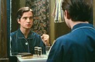 Geraubte Küsse – Antoine Doinel (Jean-Pierre Léaud) steht vor dem Spiegel und spricht die Namen der Frauen aus, die er begehrt, um ihre Wirkung auf sich zu prüfen.