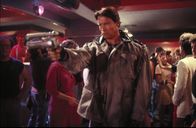 Terminator – Der Terminator (Arnold Schwarzenegger), eine Killermaschine aus der Zukunft, wird ins Jahr 1984 geschickt, um eine Kellnerin zu töten.