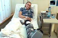 Die Unfallklinik – Ralf bekommt ein Gips auf sein Bein und liegt im Patientenzimmer. Er muss noch in der Klinik bleiben.