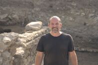 Schätze des Römischen Reichs – Mario Wallner posiert für ein Porträt an der Ausgrabungsstätte in Carnuntum, Österreich. (Windfall Films/Bianca Zamfira)