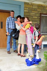The Middle – Als die Familie Heck (v.l.n.r.: Neil Flynn, Charlie McDermott, Patricia Heaton, Eden Sher, Atticus Shaffer) einen Campingausflug organisiert, verläuft dieser jedoch anders als erwartet ...