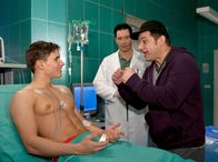 In aller Freundschaft – Dr. Brentano (Thomas Koch, Mitte) bittet Mirko Kowalski (Martin Goeres, links) trotz unauffälliger Diagnose noch 72 Stunden in der Klinik zu bleiben, um ein Restrisiko auszuschließen. Ernst Kowalski (Joachim Nimtz), Trainer und Vater von Mirko, überbringt die frohe Botschaft, dass der neue Boxstall zugesagt und somit der Weg ins Profilager offen ist.