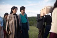 Little Bird – Golda Rosenblum (Lisa Edelstein, li.) ist bei der Beerdigung von Niizh an der Seite ihrer Tochter Esther (Darla Contois, re.).