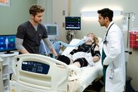 Atlanta Medical – Als eine psychisch kranke Frau im Krankenhaus für Aufregung sorgt, gehen Conrad (Matt Czuchry, l.) und Devon (Manish Dayal, r.) ein großes Risiko ein, um sie zu retten ...