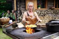 Die Genussbäuerin – Jenny Gruber Grillerei bei Jagdhütte mit Ledergrillschürze und Erdäpfel Kartoffel Pfanne