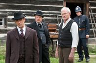 Murdoch Mysteries – Bild von links nach rechts: Detective Murdoch (Yannick Bisson), Inspector Brackenreid (Thomas Craig), Detective Malcom Lamb (Victor Garber) und Constable George Crabtree (Jonny Harrus)