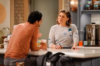 Call Me Kat – Oscar (Christopher Rivas, l.); Kat (Mayim Bialik, r.)