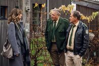 Hubert ohne Staller – Hubert (Christian Tramitz, r.) und Girwidz (Michael Brandner, M.) treffen vor dem Haus des Toten auf Elisabeth Schulz (Elisabeth von Koch, l.), die Mutter von Janina Schulz (gespielt von Lilly Krug), die Studentin, die mit dem verstorbenen Professor zusammengelebt hat.