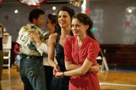 Gilmore Girls – Lorelai (Lauren Graham, l.) will unbedingt den diesjährigen Tanzmarathon gewinne, als sie jedoch keinen Partner findet, muss Rory (Alexis Bledel, r.) herhalten ...