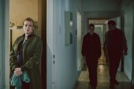 Der Samstagskrimi: Theresa Wolff – Dr. Theresa Wolff (Nina Gummich, l.) versteckt sich vor Nele Rudolph (Lilia Herrmann, M.) und Piet Tramper (Anton Dreger, r.).