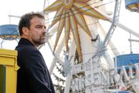 Südpol – Hans Wallentin (Juergen Maurer) wartet vor dem Lokal Südpol auf Ella.