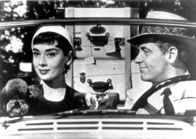 Sabrina – Sabrina Fairchild (Audrey Hepburn) ist bei Ihrem Parisaufenthalt zu einer selbstbewussten jungen Frau herangewachsen. Als sie zurückkehrt, ist Playboy David Larrabee (William Holden) von ihrer geheimnisvollen Schönheit fasziniert.