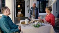 Freitag im Ersten: Praxis mit Meerblick – Nora (Tanja Wedhorn, re.) staunt, was ihr Freund Max (Bernhard Piesk, li.) für ein Abendessen nach Praxisschluss auffährt. Mitte: Michael (Michael Kind)