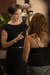 Reef Break – Stefania Kivani (Caroline Brazier, l.); Cat Chambers (Poppy Montgomery, r.)