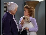 Diagnose: Mord – Mark (Dick Van Dyke, l.) sucht Mrs. Drew (Kim Lankford, r.) auf, in deren Haus ein Toter aufgefunden wurde.