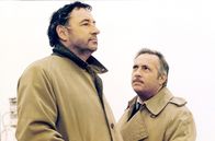 Kopf oder Zahl – Inspektor Louis Baroni (Philippe Noiret, li.) ist davon überzeugt, dass der mysteriöse Witwer Édouard Morlaix (Michel Serrault, re.) seine Ehefrau aus dem Fenster gestoßen hat.