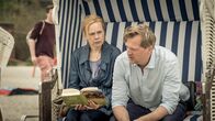Stralsund – Auch am Strand können Thorsten Weber (Patrick von Blume) und seine Frau Monika (Dagmar Leesch) nicht das Kriegsbeil begraben.