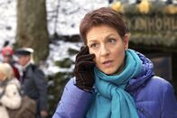 In aller Freundschaft – Pia Heilmann (Hendrikje Fitz) wartet nach dem Besuch einer alten Höhle noch auf ihren Mann Roland Heilmann, der sich noch in der Höhle befindet. Telefonisch versichert sie der zu Hause gebliebenen Charlotte, die sich bereits Sorgen macht, dass alles in Ordnung ist.