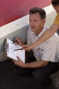 Mayday - Alarm im Cockpit – Die Ermittler konsultieren die Kraftstoffumrechnungstabellen.