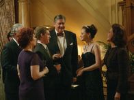Gilmore Girls – Zwischen Dean und Rory (Alexis Bledel, 2.v.r.) kriselt es ganz schön und dann kippen auch noch ihre Großeltern Emily (Kelly Bishop, r.) und Richard (Edward Herrmann, 3.v.r.) Öl in das Feuer, in dem sie eine Party veranstalten, um für ihre Enkelin einen besseren Freund zu finden ...