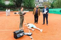 Die Rosenheim-Cops – Pathologin Atay (Sevda Polat, l.) schildert den Kommissaren Stadler (Dieter Fischer, M.) und Hansen (Igor Jeftić, r.), dass das Opfer Brigitta Roth mit einem Tennisschläger von hinten erschlagen wurde.