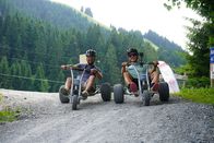 Heimatleuchten – Moderator Richard Deutinger (l.) gibt mit Skibergsteiger Andreas Mayer Gas auf der Mountaincart-Strecke der Harschbichlbahn in St. Johann in Tirol