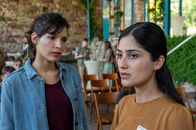 SOKO Stuttgart – Als die leitende Pastorin einer Stuttgarter Freikirche bei einer christlichen Veranstaltung ertränkt im Teich aufgefunden wird, gerät ihre Assistentin Mina Dahl (Sogol Faghani, r.) unter dringenden Tatverdacht. Ist Kommissarin Lea Gomez (Jasmin Gassmann, l.) auf der richtigen Spur?