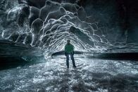 Wasser – Auf Spitzbergen erforschen Wissenschaftler das Innere eines Gletschers. Über ihnen türmen sich Millionen Tonnen Eis.