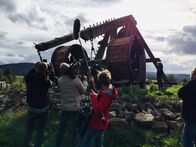 Terra X: Mythos Burg – Für die Dreharbeiten zur "Terra X"-Dokumentation „Mythos Burg“ waren drei Drehteams in fünf Ländern Europas unterwegs. Hier wird ein Experiment mit dem Nachbau einer Blide, einem überraschend zielgenauen Wurfgeschütz, vorbereitet.