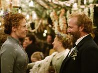 The Village - Das Dorf – Bürgermeister Walker (William Hurt, r.) und die Dorfältesten, unter denen sich auch die Mutter von Lucius (Sigourney Weaver, l.) befindet, wollen nicht zulassen, dass Lucius das Dorf verlässt, um Medikamente für einen Notfall zu besorgen. Trotzdem wagt er sich, wenn auch nicht weit, in den Wald der "Unaussprechlichen" hinein ...