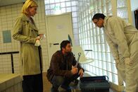 SOKO Stuttgart – Jo Stoll (Peter Ketnath, M.) hat aus einer Werkzeugkiste einen großen Schraubenschlüssel hervorgeholt. Martina Seiffert (Astrid M. Fünderich, l.) will von Jan Arnaud (Mike Zaka Sommerfeldt, r.) wissen, ob das die Tatwaffe sein könnte. Der KTU-Leiter will keine voreiligen Schlüsse ziehen.