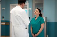 In aller Freundschaft – Philipp Brentano (Thomas Koch) muss etwas mit seiner Frau besprechen. Doch Arzu (Arzu Bazman) ist immer noch sauer auf ihn, weil er die Einschulung ihrer Tochter aufgrund von Klinikterminen verpasst hat.