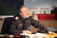 SOKO Wien – Generalmajor Rudolf Stirner (Joseph Lorenz) fühlt sich von seinem Kollegen Oberst Ernst Kanter kontrolliert.