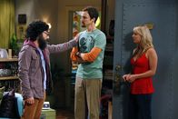 The Big Bang Theory – Sheldon (Jim Parsons, M.) ist entsetzt, als er von Leonard (Johnny Galecki, l.) erfährt, dass seine vermeintlich bahnbrechende physikalische Entdeckung nur ein Trick von seinen Freunden war, um seinem diktatorischen Gehabe und seinen Launen zu entgehen. Penny (Kaley Cuoco, r.) versucht ihn zu trösten ...