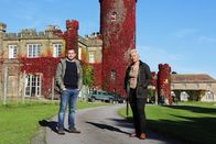 Amazing Hotels – Amazing Hotels – Swinton Estate, England Monica Galetti (r.) und Giles Coren (l.) Copyright: SRF/BBC