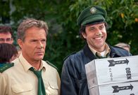 Hubert und Staller – Im Haus des erfolgreichen Bildhauers und Malers Nobo Grün wird eine Vernissage veranstaltet. Hubert (Christian Tramitz, links) und Staller (Helmfried von Lüttichau), die ihrer Freundin Sabrina Rattlinger aus Gefälligkeit einige Kisten Prosecco liefern, bekommen jeweils einen grünen Punkt auf die Nase. Eine Idee der Veranstalter.