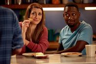New Girl – Wird es Aly (Nasim Pedrad, l.) und Winston (Lamorne Morris, r.) tatsächlich gelingen, ihre Beziehung vor den Kollegen geheim zu halten?