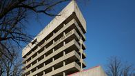 Lost Places - Geheime Welten – Das Bank-Hochhaus von Mostar steht seit 1995 leer. Pläne für eine Weiternutzung durch die Regierung Bosniens werden immer wieder verschoben.