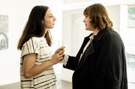 Haus aus Glas – Bahar (Lara Chedraoui, li.) und Eva (Stefanie Reinsperger, re.) wünschen sich zusammen ein Kind.