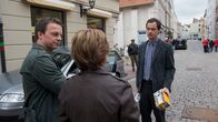 SOKO Wismar – Noch während die Ermittler den Tatort sichern, taucht Max Rösner (Jörg Hartmann, r.) auf. Eigentlich hatte er am Tatabend einen Termin bei Johnen. Die Überwachungskamera der Pfandleihe sollte repariert werden. Doch ein Ersatzteil fehlte. Wusste der Täter, dass die Kamera nicht funktioniert und hat die Gelegenheit genutzt? Sven Herzog (Michael Härle, l.) und Katrin Börensen (Claudia Schmutzler, M.) ermitteln weiter.
