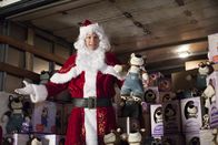 Versprochen ist versprochen 2 – Der geschiedene Larry will sich als guter Vater erweisen und seiner kleinen Tochter Noel ihren sehnlichsten Weihnachtswunsch in Gestalt des sprechenden Teddybärs Harrison erfüllen. Davon hat jedoch auch Noels neuer Stiefvater Victor (Brian Stepanek, Bild) Wind bekommen ... Wer wird am Ende zum Super-Daddy?