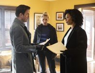 FBI: Most Wanted – (v.l.n.r.) Remy Scott (Dylan McDermott); Nina Chase (Shantel VanSanten); Sheryll Barnes (Roxy Sternberg)
